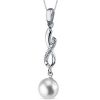 Bělostná perla se žárem zirkonů ve stříbrném náhrdelníku